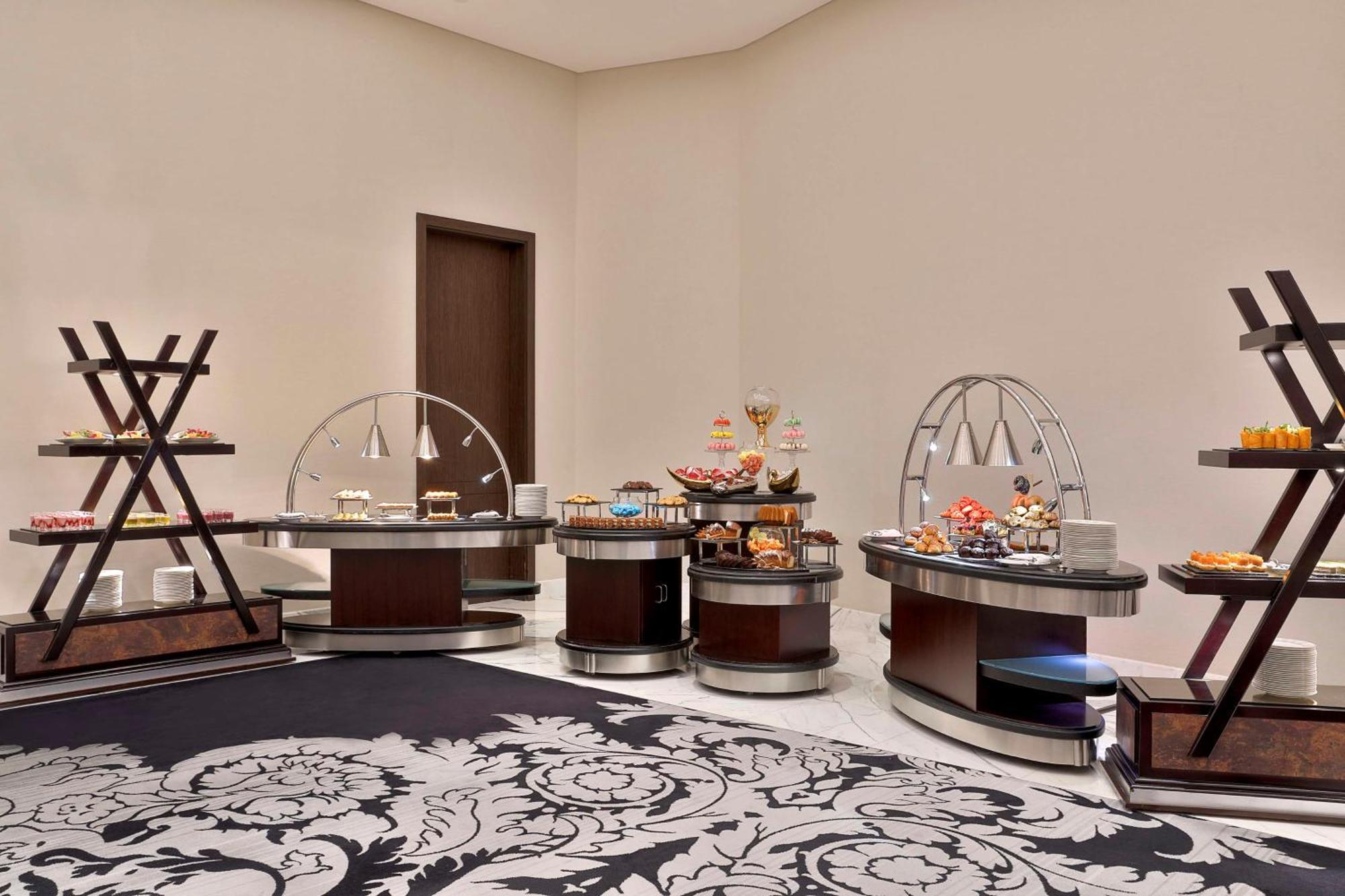 Hotel Conrad Abu Dhabi Etihad Towers Esterno foto A buffet at a hotel